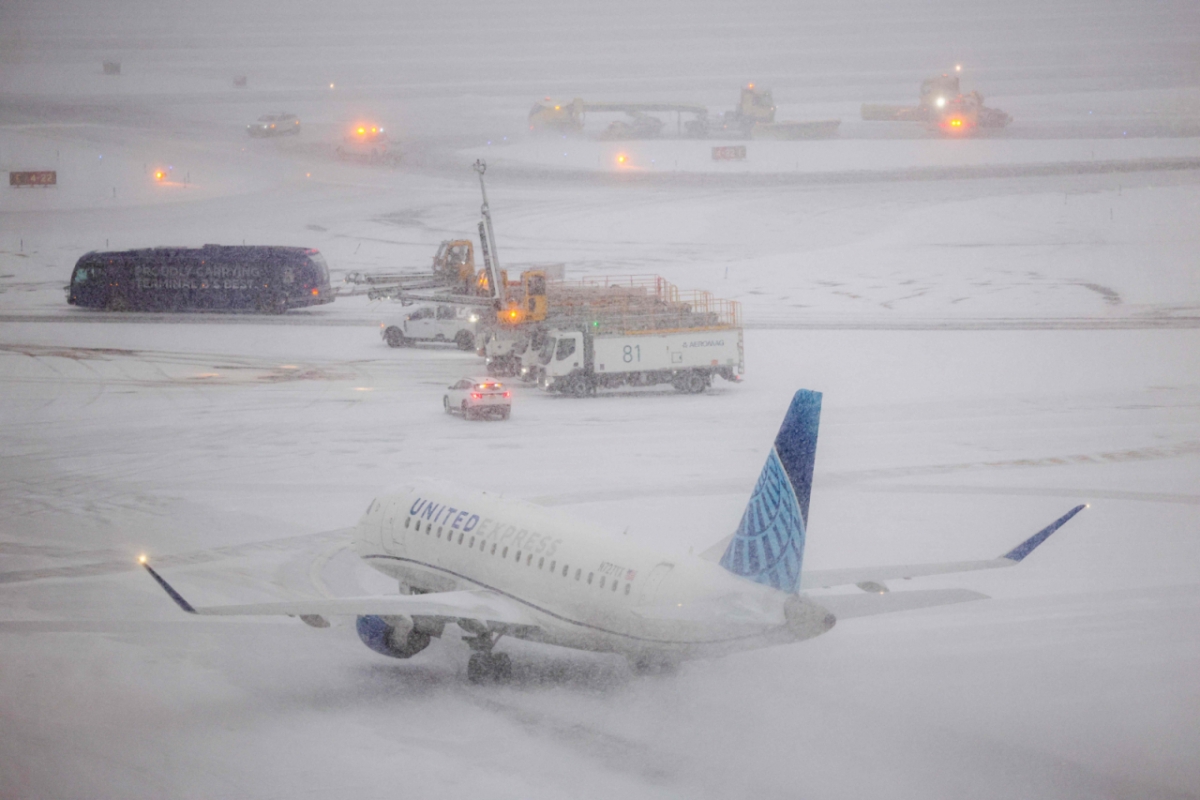  25일(현지시간) 뉴욕 라과디아 공항 활주로에 눈이 내리는 가운데, 유나이티드항공 엠브라에르 175 항공기가 이륙을 위해 활주로를 이동하고 있다. 하루 전인 24일, 미국 전역엔 대규모 겨울 폭풍이 몰아쳤다/AFP=뉴스1