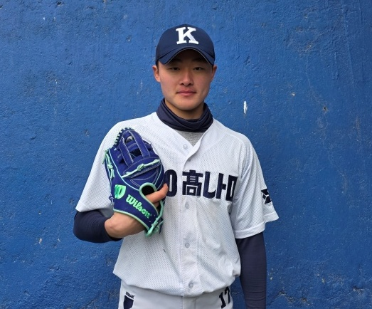 경남고 박보승이 26일 경남고 운동장에서 스타뉴스의 사진 촬영에 응하고 있다. /사진=김동윤 기자