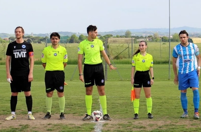 이탈리아 프로축구에서 활약 중인 미녀 심판이 축구장에 관중들을 끌어 모으고 있다. /사진=줄리아나 비질레 인스타그램