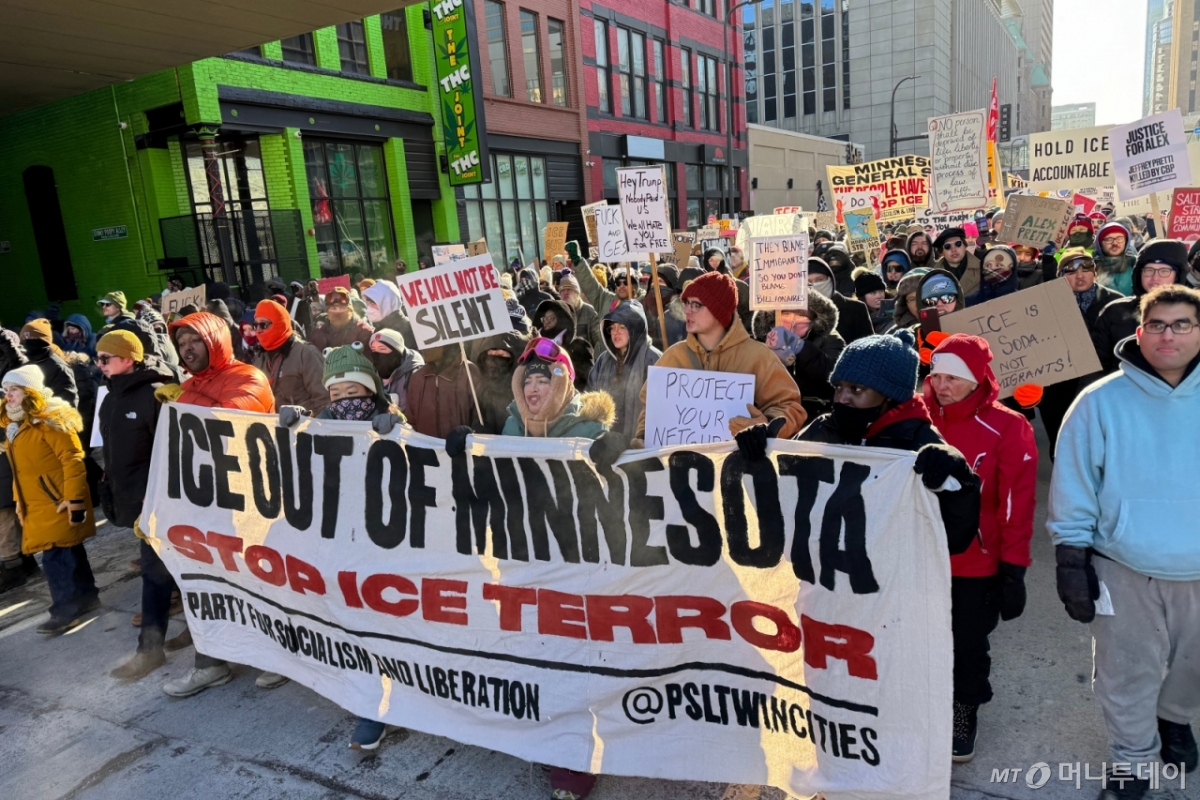 [미니애폴리스=AP/뉴시스] 25일(현지 시간) 미 미네소타주 미니애폴리스에서 시위대가 전날 이민세관단속국(ICE)의 총격으로 미국 시민권자 알렉스 프레티가 사망한 것에 항의하고 있다. 2026.01.26. /사진=민경찬