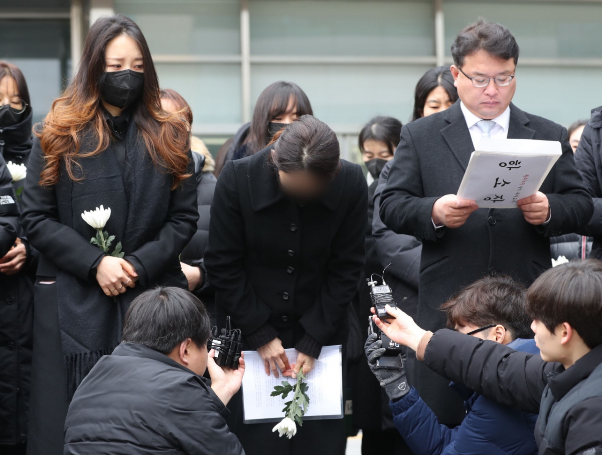 항소한 특수교사 A씨(가운데)가 인사를 하는 모습/사진=뉴스1