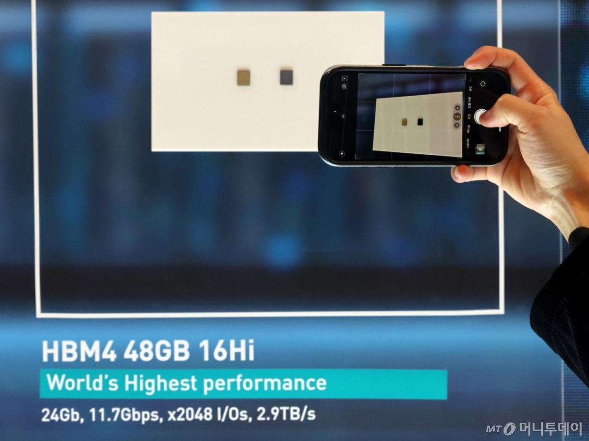 (라스베이거스=뉴스1) 황기선 기자 = 세계 최대 IT(정보기술)·가전 전시회 'CES 2026' 개막 사흘차인 8일(현지시간) 미국 네바다주 라스베이거스 베네치안호텔에 마련된 SK하이닉스 전시관에서 '프레스투어' 참석자가 'HBM4 48G 16Hi'를 촬영하고 있다. 2026.1.9/뉴스1  Copyright © 뉴스1. All rights reserved. 무단 전재 및 재배포,  AI학습 이용 금지. /사진=(라스베이거스=뉴스1) 황기선 기자
