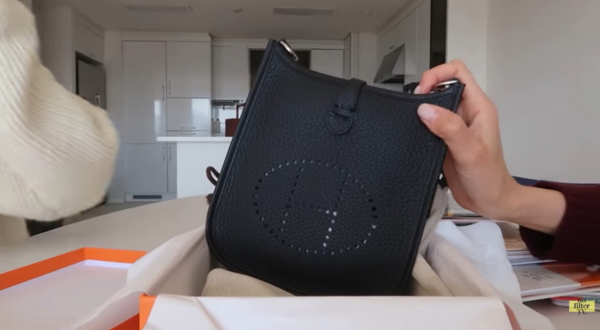 방송인 김나영이 스태프에게 명품백을 선물하며 통 큰 인심을 자랑했다. /사진=유튜브 채널 '김나영의 nofilterTV'