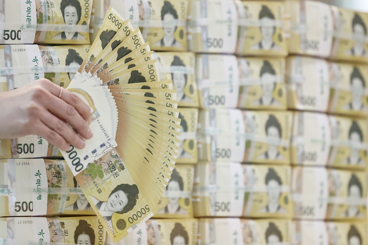 (서울=뉴스1) 민경석 기자 = 기준금리 인하와 유동성 공급 등으로 시중에 풀린 현금이 사상 처음 200조 원 돌파를 눈앞에 두게 됐다.  19일 한국은행에 따르면 지난달 말 화폐발행잔액은 전월 대비 6조 4463억 원 증가한 199조 5982억 원으로, 이 중 5만원권은 금액 기준 89%, 장수 기준 49%를 차지했다.  이날 서울 중구 하나은행 위변조대응센터에서 직원이 5만원권을 펼쳐 보이고 있다. 2025.2.19/뉴스1  Copyright © 뉴스1. All rights reserved. 무단 전재 및 재배포,  AI학습 이용 금지. /사진=(서울=뉴스1) 민경석 기자