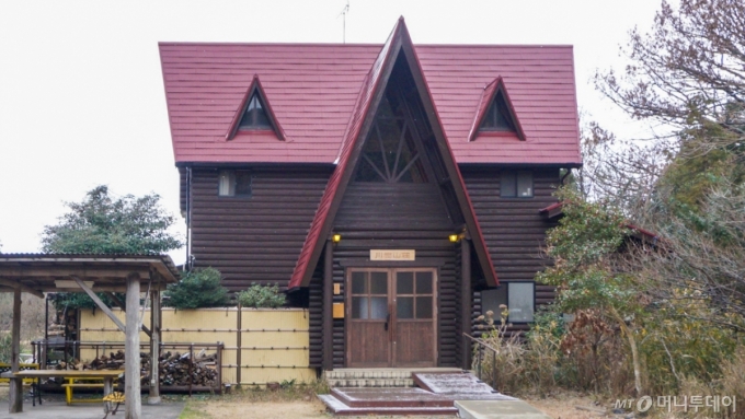 영농형 태양광 발전으로 벌어들인 수익은 마을 공동체 사업에 재투자된다. 노무라씨와 함께 영농형 태양광 시설을 운영하는 회사 아그리트리는 이 수익을 마을 공유 숙박 시설 유지·보수에 사용하고 있다. 사진은 태양광 발전 수익으로 리모델링을 마친 마을의 공유 숙박 시설./사진=최지은 기자