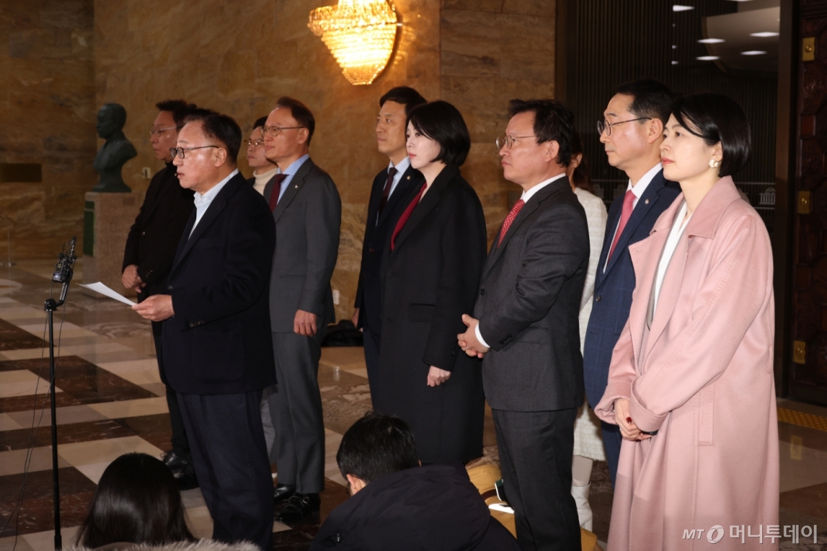 [서울=뉴시스] 조성봉 기자 = 고동진 국민의힘 의원을 비롯한 친한계 의원들이 29일 오후 서울 여의도 국회 로텐더홀에서 지도부의 한동훈 전 대표 제명 결정에 대해 입장 발표를 하고 있다.2026.01.29. suncho21@newsis.com /사진=조성봉