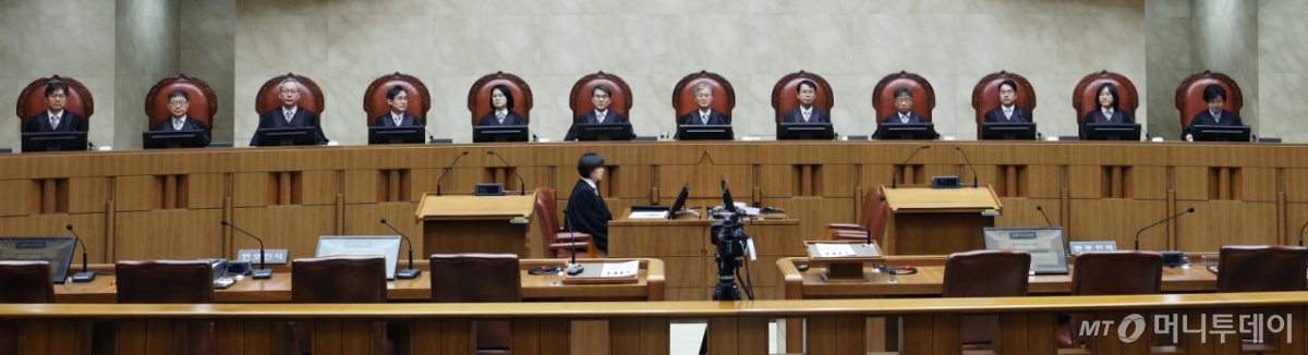(서울=뉴스1) 오대일 기자 = 조희대 대법원장과 대법관들이 22일 오후 서울 서초구 대법원 대법정에서 열린 전원합의체 선고를 위해 입장해 자리하고 있다. 대법원 전원합의체(주심 노태악 대법관)는 이날 5·18민주화운동 유족 33명이 정부를 상대로 제기한 정신적 손해에 대한 청구 소송 상고심 판결을 선고한다. 2026.1.22/뉴스1 Copyright © 뉴스1. All rights reserved. 무단 전재 및 재배포, AI학습 이용 금지. /사진=(서울=뉴스1) 오대일 기자