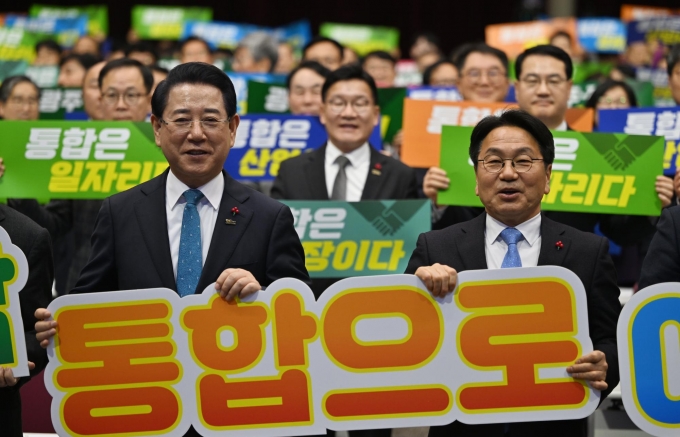 ▲강기정(오른쪽) 광주시장과 김영록 전남도지사가 지난 1월 16일 오후 광주 서구 김대중컨벤션센터에서 열린 광주·전남 행정통합 추진 범시도민협의회 발대식에 참가해 기념사진을 촬영하고 있다./사진=뉴시스