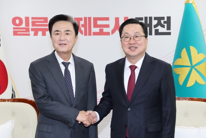 ▲이장우 대전시장과 김태흠 충남도지사가 지난 1월 21일 대전시청 접견실에서 대전·충남 행정통합 관련 긴급 회동에 앞서 악수하고 있다./사진=뉴스1