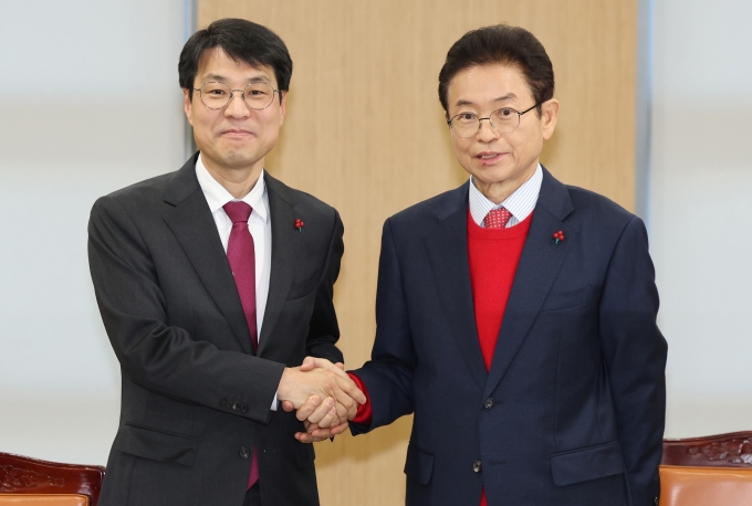 ▲지난 1월 20일 경북 안동시 경북도청에서 열린 대구·경북 행정통합 추진협의 회의에서 이철우 경북도지사(오른쪽)와 김정기 대구시장 권한대행 행정부시장이 악수하고 있다./사진제공=경북도 