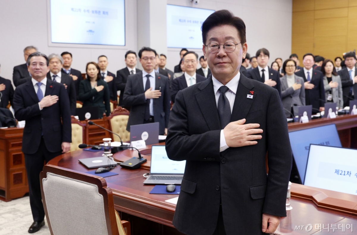 [서울=뉴시스] 고범준 기자 = 이재명 대통령이 29일 청와대에서 열린 수석보좌관회의에서 국민의례를 하고 있다. 2026.01.29. bjko@newsis.com /사진=고범준