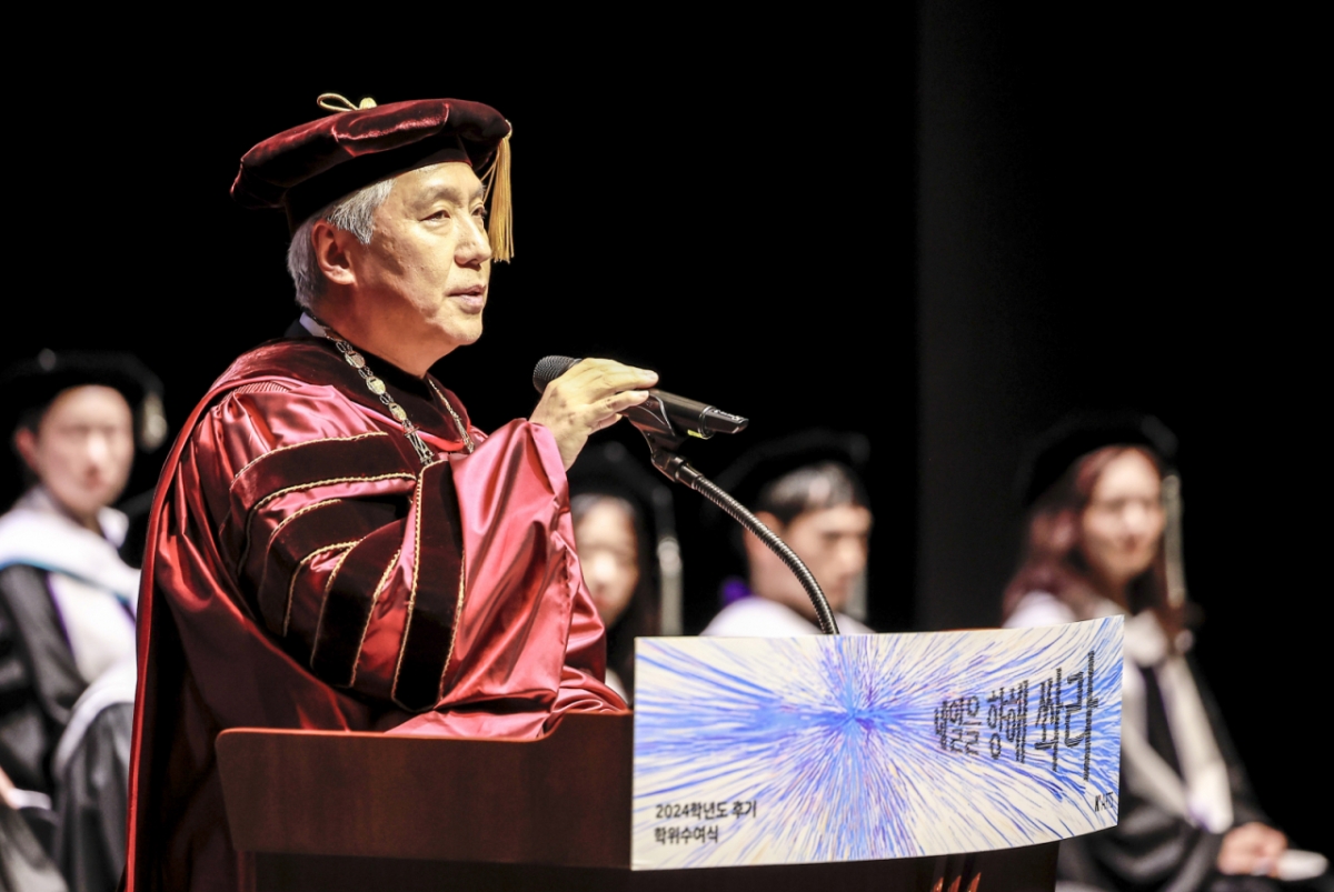  김대진 한국예술종합학교 총장이 지난해 8월 서울 성북구 한예종에서 열린 후기 학위수여식에서 식사를 하고 있다.  / 사진 = 뉴시스 