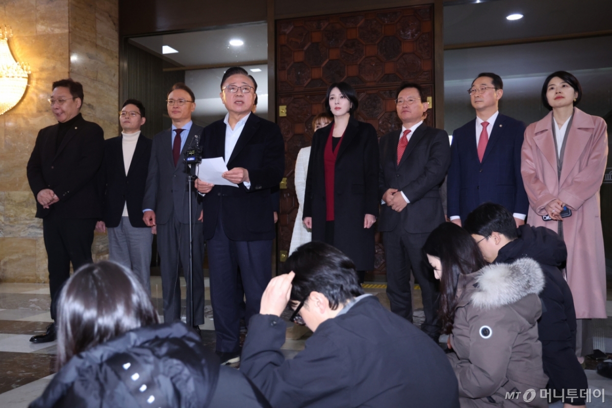 (서울=뉴스1) 신웅수 기자 = 고동진 의원을 비롯한 국민의힘 친한계 의원들이 29일 서울 여의도 국회에서 한동훈 전 대표 제명 결정에 대한 입장을 밝히고 있다. 2026.1.29/뉴스1  Copyright © 뉴스1. All rights reserved. 무단 전재 및 재배포,  AI학습 이용 금지. /사진=(서울=뉴스1) 신웅수 기자