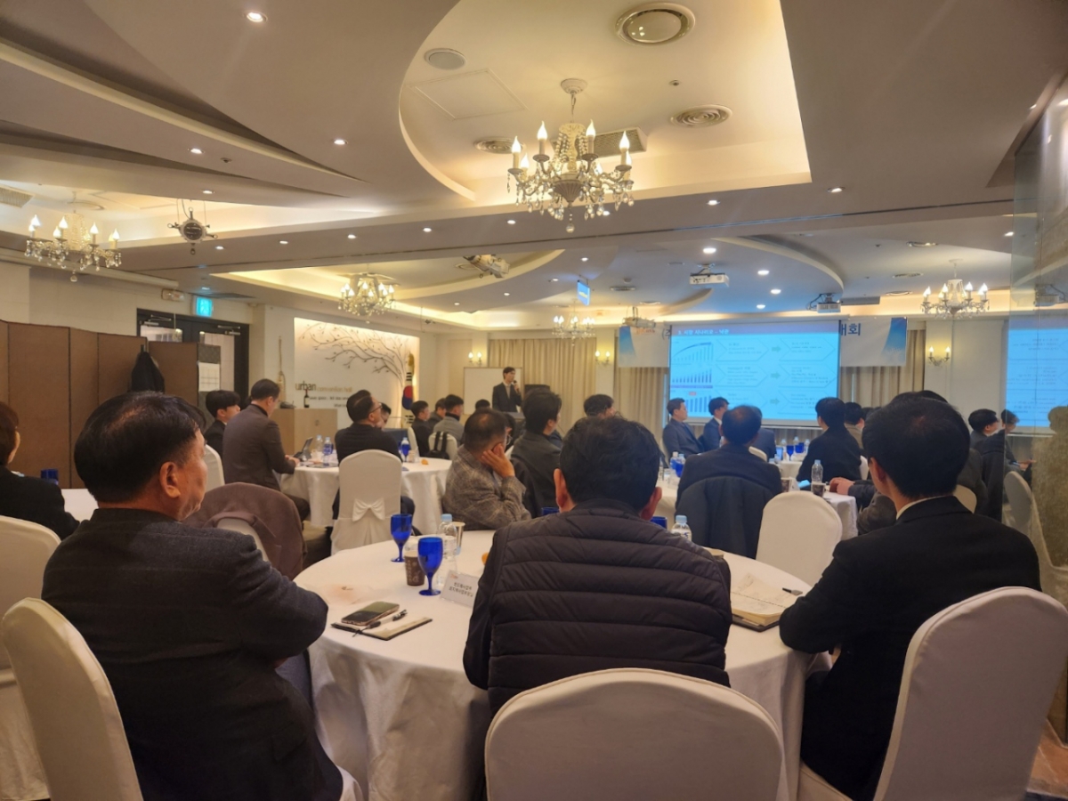 오킨스전자의 임직원들이 지난 29일 경기도 안양시 어반호텔에서 열린 '영업전략 보고대회'에서 참석해 발표를 듣고 있다/사진제공=오킨스전자