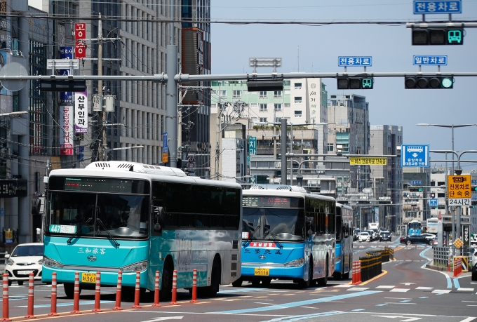 %u25B2%uC81C%uC8FC %uC2DC%uB0B4 %uC8FC%uC694 %uB3C4%uB85C%uC5D0 %uAC1C%uD3B8%uB41C %uBC84%uC2A4 %uB178%uC120%uC5D0 %uB530%uB77C %uB300%uC911%uAD50%uD1B5 %uC2DC%uC2A4%uD15C%uC774 %uC6B4%uC6A9%uB418%uACE0 %uC788%uB2E4. /%uC0AC%uC9C4=%uB274%uC2DC%uC2A4