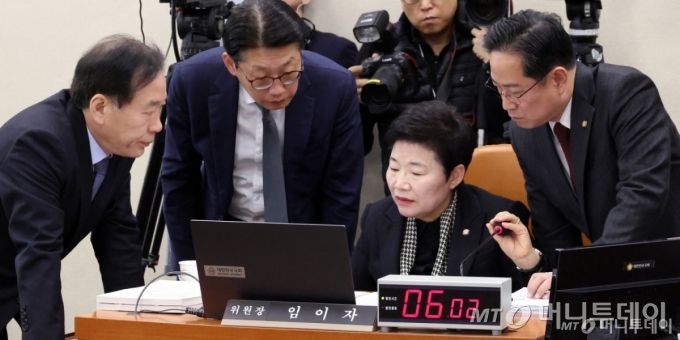  23일 서울 여의도 국회 재정경제기획위원회에서 열린 이혜훈 기획예산처 장관 후보자 인사청문회에서 임이자 위원장과 정태호 더불어민주당 간사, 박수영 국민의힘 간사가 대화하고 있다./사진=뉴시스 