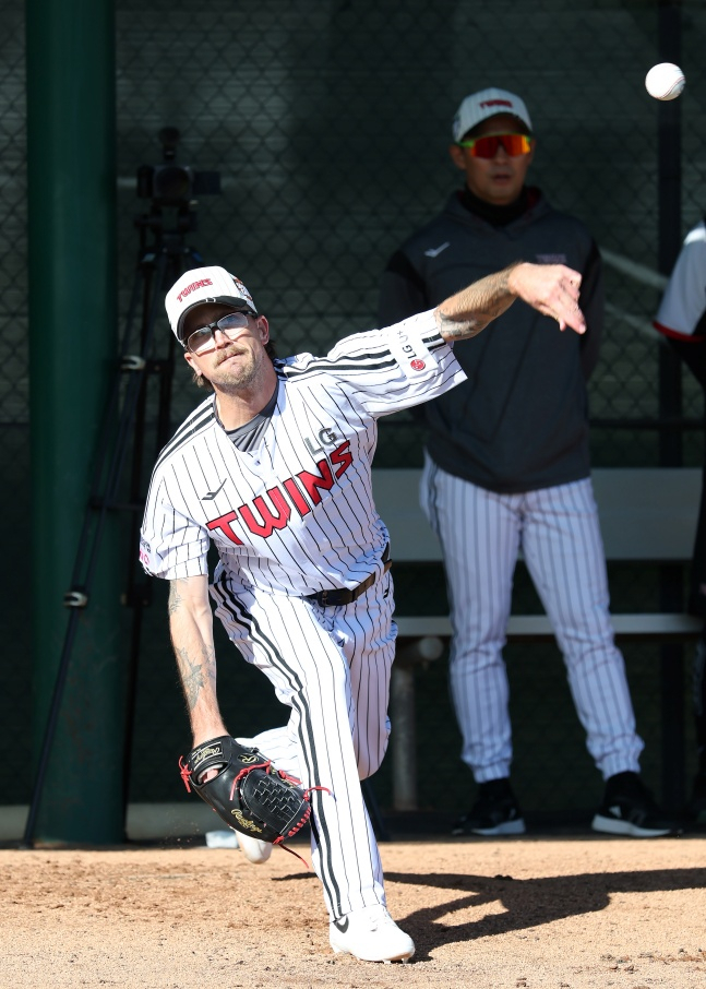 라클란 웰스가 최근 미국 애리조나 스프링캠프에서 연습 투구를 하고 있다. /사진=LG 트윈스 제공