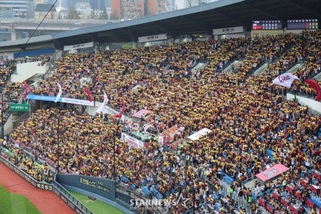 2025 KBO리그 한국시리즈 1차전 LG 트윈스 대 한화 이글스전이 지난해 10월 26일 잠실야구장에서 열렸다. 구장을 가득 메운 만원관중이 열띤 응원을 하며 명승부를 관전하고 있다. /사진=김진경 대기자