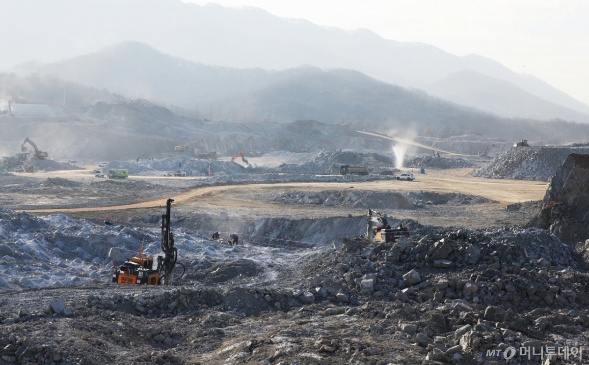 (용인=뉴스1) 김영운 기자 = 9일 경기도 용인시 처인구 원삼면 용인반도체클러스터 일반산업단지 공사현장에서 분주하게 공사가 진행되고 있다. (공동취재) 2026.1.9/뉴스1  Copyright © 뉴스1. All rights reserved. 무단 전재 및 재배포,  AI학습 이용 금지. /사진=(용인=뉴스1) 김영운 기자