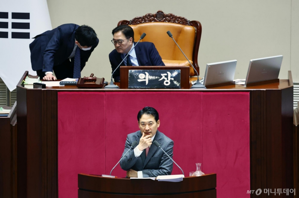 [서울=뉴시스] 김금보 기자 = 장동혁 국민의힘 대표가 23일 오전 서울 여의도 국회에서 열린 제430회국회(임시회) 제2차 본회의에서 '내란전담재판부설치 관련 법안'에 대한 무제한토론(필리버스터)를 하고 있다. 2025.12.23. kgb@newsis.com /사진=김명년