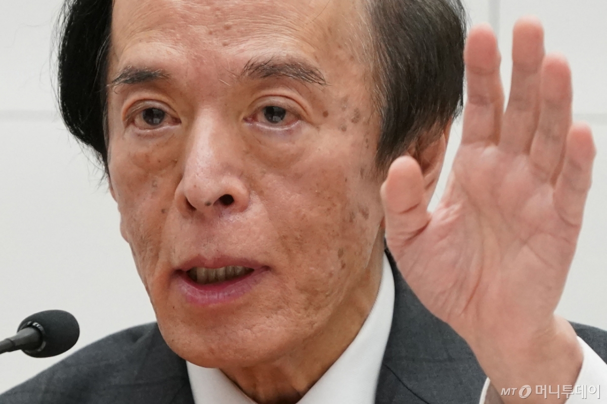 (도쿄 AFP=뉴스1) 우동명 기자 = 우에다 가즈오 일본은행 총재가 19일(현지시간) 도쿄 본점에서 금융정책결정회의 후 기자회견을 갖고  "금리인상은 앞으로 나오는 경제 데이터와 정보에 따라 결정될 것"이라고 밝히고 있다. 2025.03.20  ⓒ AFP=뉴스1  Copyright © 뉴스1. All rights reserved. 무단 전재 및 재배포,  AI학습 이용 금지. /사진=(도쿄 AFP=뉴스1) 우동명 기자