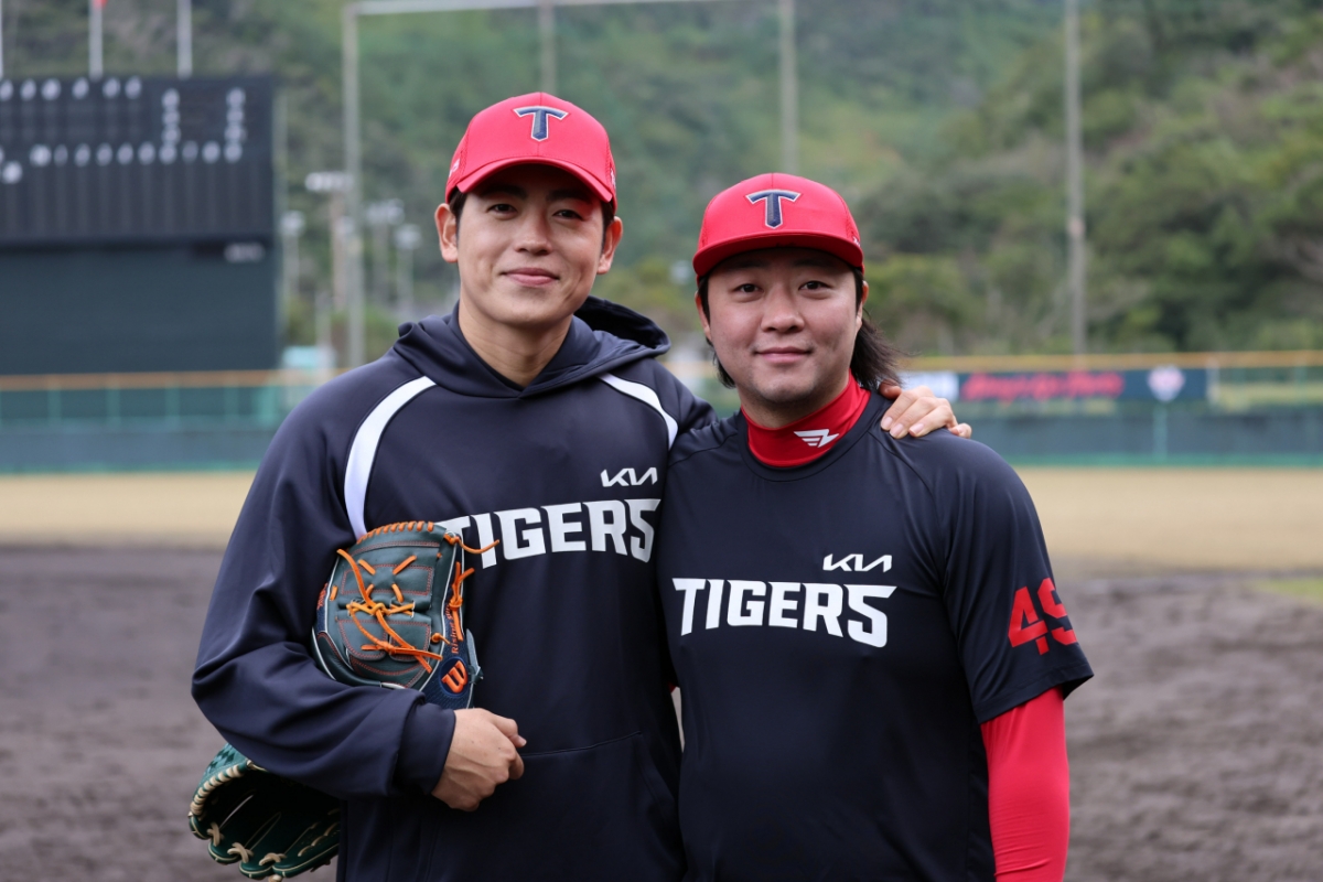 KIA 타이거즈 유니폼을 입은 김범수(오른쪽)와 이태양의 모습. /사진=KIA 타이거즈 제공