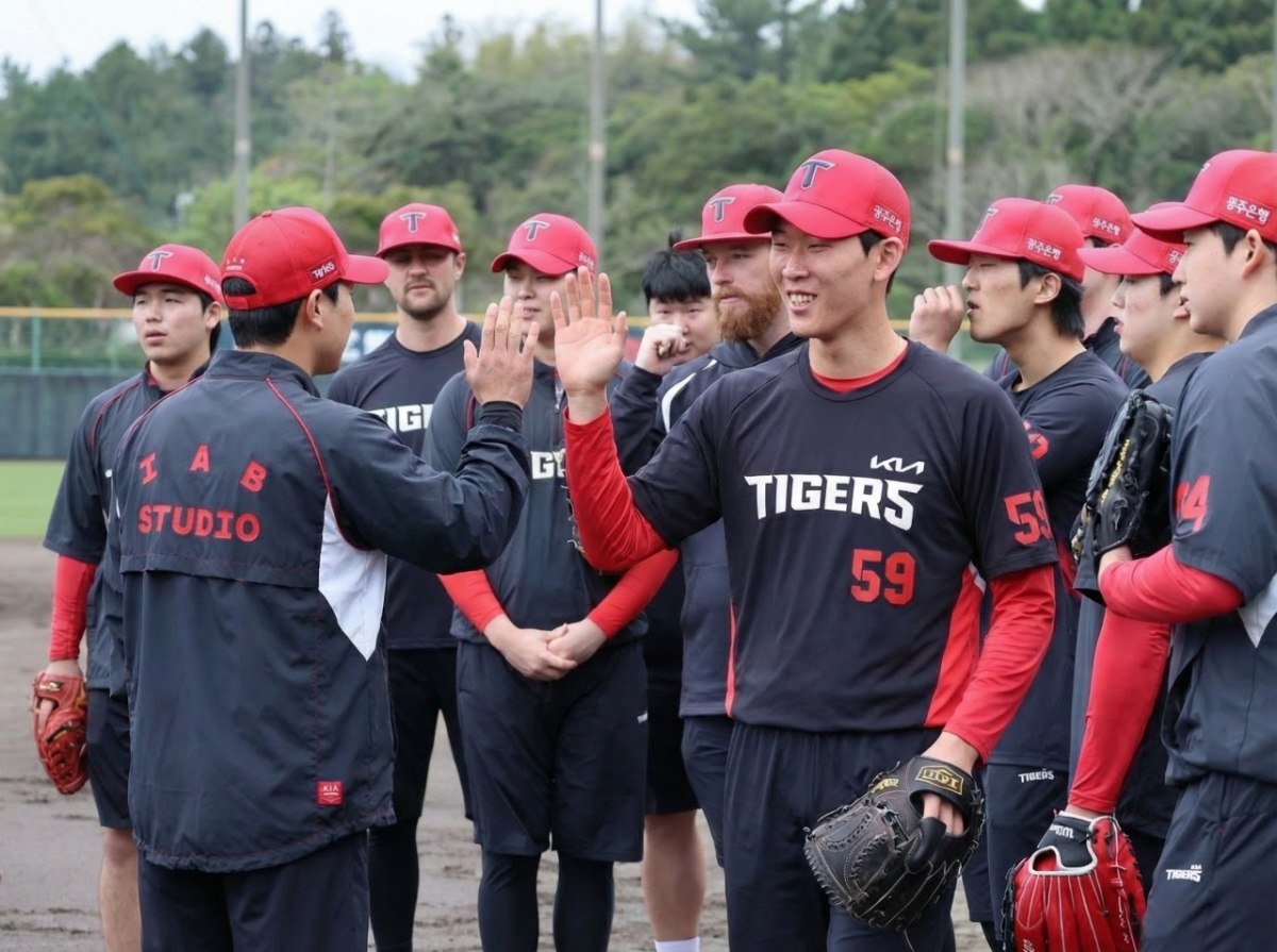 양수호(오른쪽)가 KIA 타이거즈 선수들에게 인사를 하는 모습을 인공지능(AI)를 활용해 합성했다. /사진=KIA 타이거즈 제공 이미지 AI 활용