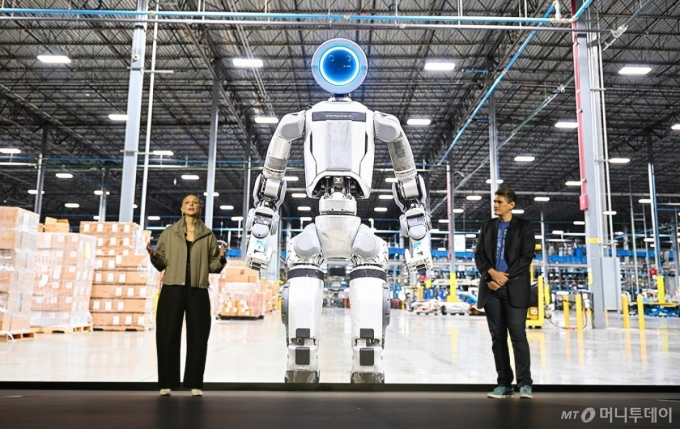 [서울=뉴시스] 5일(현지 시간) 미국 라스베이거스 만달레이 베이 컨벤션 센터에서 열린 CES 2026 현대차그룹 미디어데이에서 보스턴다이나믹스 아야 더빈 휴머노이드 응용전략 담당, 보스턴다이나믹스 잭 재코우스키 아틀라스 개발 총괄이 발표하고 있다. (사진=현대차그룹 제공) 2026.01.06. photo@newsis.com *재판매 및 DB 금지 /사진=류현주