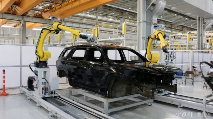 (서울=뉴스1) = 현대자동차와 기아가 제조 기술의 현재와 미래 비전을 총망라한 'E-FOREST TECH DAY(이포레스트 테크 데이) 2025’를 화성과 울산 사업장에서 성황리에 마무리했다고 6일 밝혔다. 사진은 자동차 도장면을 로봇이 정밀하게 연마해 완벽하고 균일한 품질을 구현하는 상도 샌딩/폴리싱 자동화 기술 시연.  (현대차·기아 제공. 재판매 및 DB 금지) 2025.11.6/뉴스1  Copyright (C) 뉴스1. All rights reserved. 무단 전재 및 재배포,  AI학습 이용 금지. /사진=(서울=뉴스1)