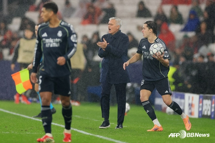 조세 무리뉴 벤피카 감독(가운데). /AFPBBNews=뉴스1