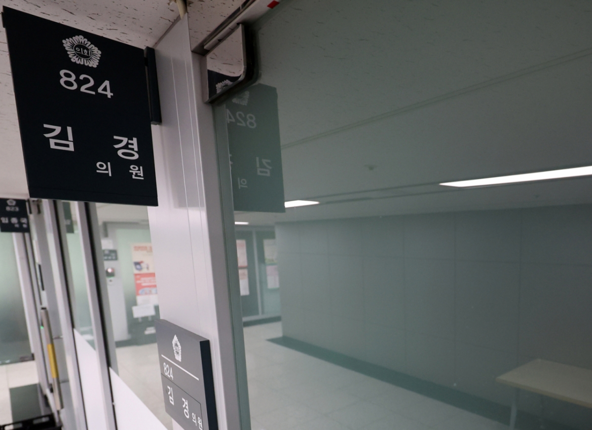 김경 서울시의원(무소속·강서1)이 의원직 사퇴 의사를 밝힌 26일 오후 서울 중구 서울특별시의회 의원회관 김 의원실이 불이 꺼진 채 굳게 닫혀있다. 김 의원은 강선우 무소속 국회의원에게 공천헌금 1억원을 건넸다가 돌려받은 혐의(정치자금법 위반 등)로 경찰의 수사를 받고 있다. /사진=뉴시스.