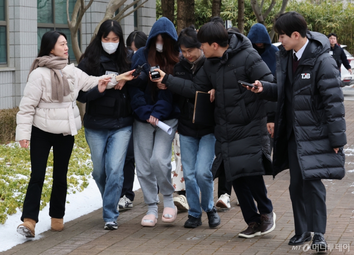 (홍성=뉴스1) 김기태 기자 = 26일 대전지방법원 홍성지원에서 충남경찰청으로 압송된 캄보디아 범죄 조직 한국인 피의자들이 구속 전 피의자 심문(영장실질심사)을 받기 위해 홍성법원으로 이송되고 있다. 2026.1.26/뉴스1  Copyright © 뉴스1. All rights reserved. 무단 전재 및 재배포,  AI학습 이용 금지. /사진=(홍성=뉴스1) 김기태 기자