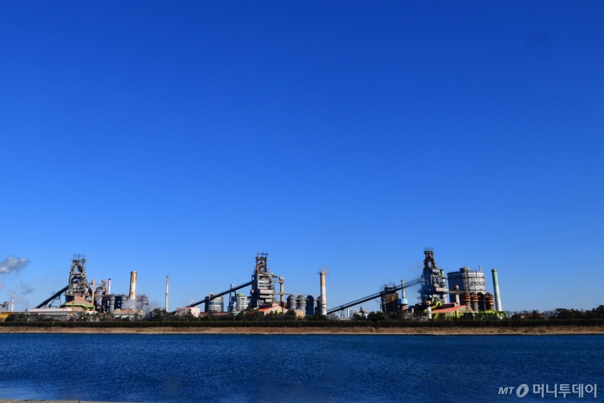 (포항=뉴스1) 최창호 기자 = 22일 오후 포스코 포항제철소 상공 위로 구름 한점 없는 푸른 하늘이 펼쳐지고 있다. 2026.1.22/뉴스1  Copyright © 뉴스1. All rights reserved. 무단 전재 및 재배포,  AI학습 이용 금지. /사진=(포항=뉴스1) 최창호 기자