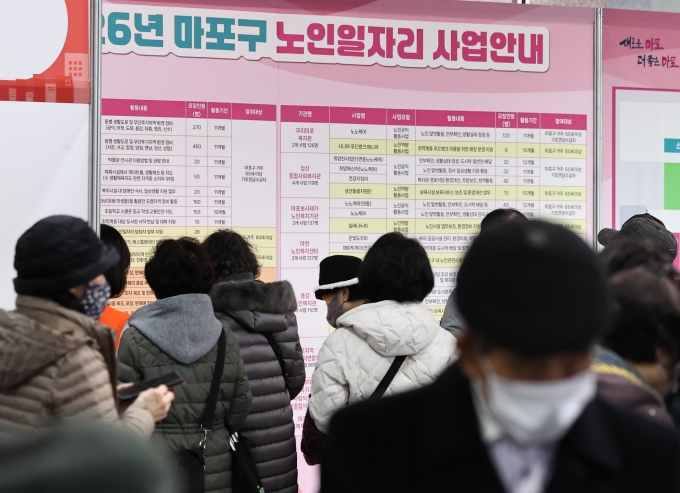 ▲지난해 12월 오후 서울 마포구청에서 열린 노인일자리 박람회에서 어르신들이 참가업체 모집요강을 살펴보고 있다./사진=뉴스1