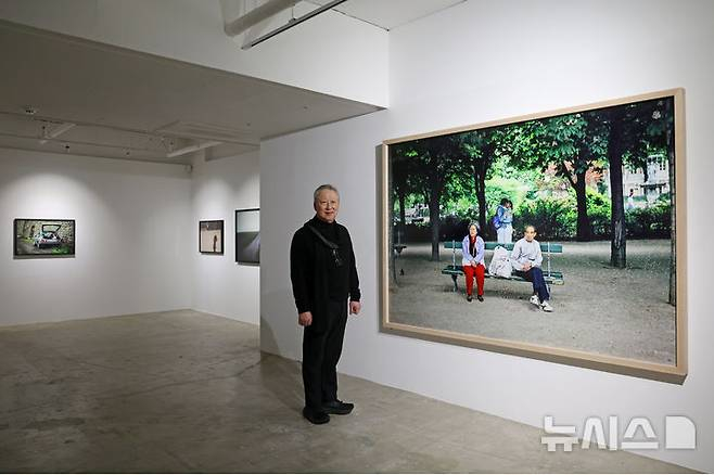 박용만 재단법인 같이 걷는 길 이사장이 지난달 15일 서울 중구 피크닉에서 사진전 'HUMAN MOMENT' 기자간담회를 갖고 전시 작품을 소개하고 있다./사진=뉴시스