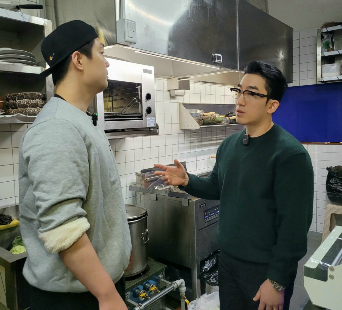 엠브로컴퍼니 임형재 대표(우측)가 식품위생 교육을 하고 있다. / 사진제공 = 귤스에듀테인먼트