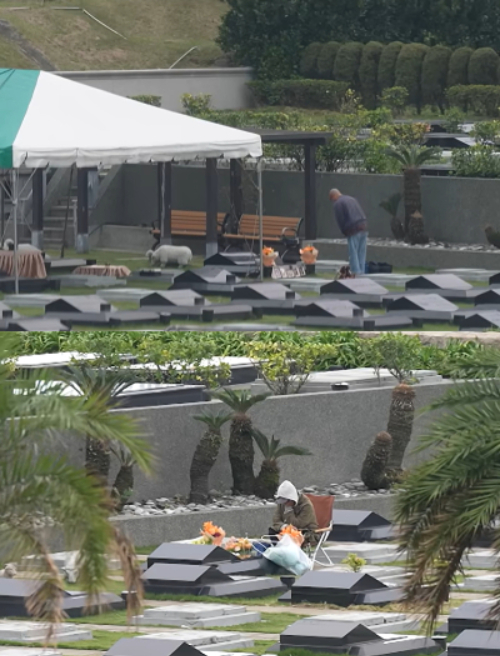 대만 배우 고(故) 쉬시위안(서희원)의 1주기를 앞두고 남편 구준엽이 고인의 묘소를 지키는 모습이 공개됐다./ 사진= KBS2 '셀럽병사의 비밀' 유튜브 채널