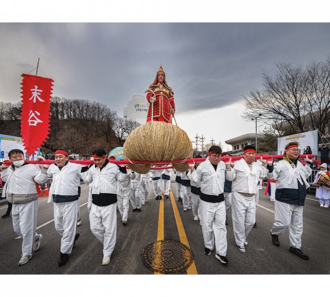 ▲기줄다리기 대회에 참가하는 두 팀이 농악대에 맞춰 입장하고 있다./사진제공=삼척시