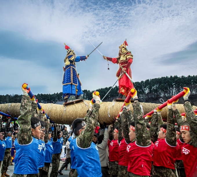 ▲기줄다리기 대회에 앞서 줄을 맞대고 용맹을 외친다./사진제공=삼척시