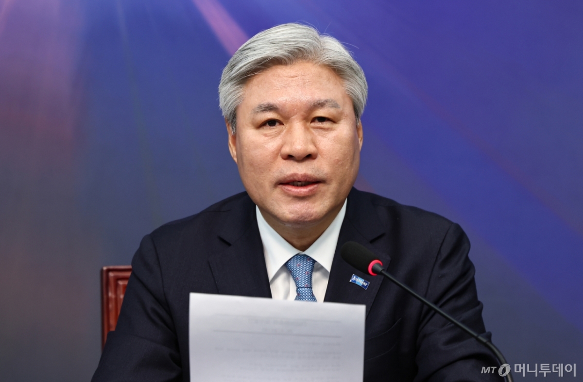 서왕진 조국혁신당 원내대표가 24일 서울 여의도 국회에서 열린 의원총회에서 모두 발언을 하고 있다./사진=뉴스1