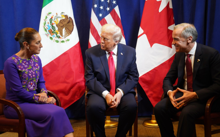 (왼쪽부터) 클라우디아 셰인바움 멕시코 대통령, 도널드 트럼프 미국 대통령, 마크 카니 캐나다 총리가 2025년 12월5일(현지시간) 미국 워싱턴DC에서 열린 2026국제축구연맹(FIFA) 북중미 월드컵 조 추첨식 이후 회담하고 있다. /AFPBBNews=뉴스1