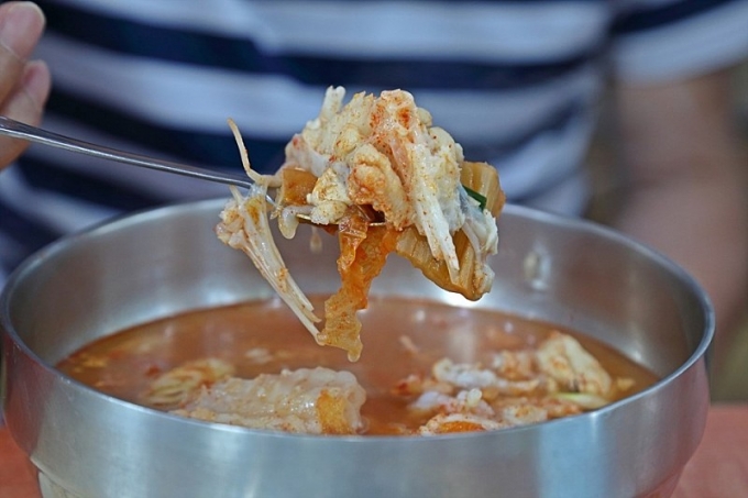▲ 곰치의 살은 매우 부드러워 숟가락으로 떠먹어야 한다./사진제공=삼척시