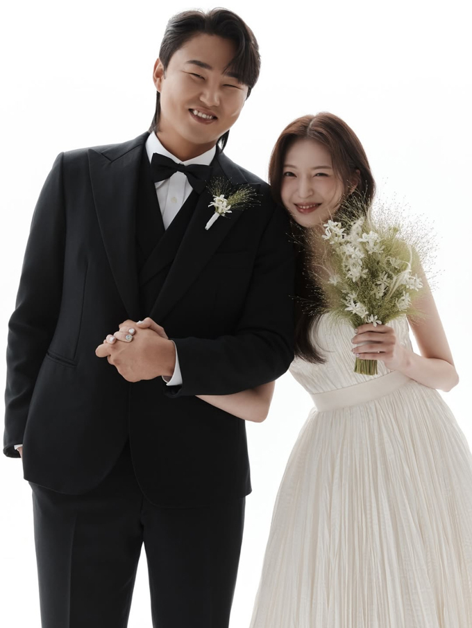 야구 선수 정철원(27·사진 왼쪽)과 엠넷 '러브캐처' 출신 인플루언서 김지연(30·오른쪽)이 결혼식 한 달 만에 파경 소식을 알렸다. /사진=김지연 인스타그램 