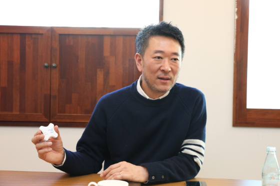 박정환 메쥬 대표가 회사 미래동력으로 낙점함 '하이카디 M350'의 차별화 강점을 설명하고 있다. 기존 심전도 중심 모니터링에서 나아가 혈압과 산소포화도까지 동시에 측정할 수 있는 것이 특징이다./사진=메쥬