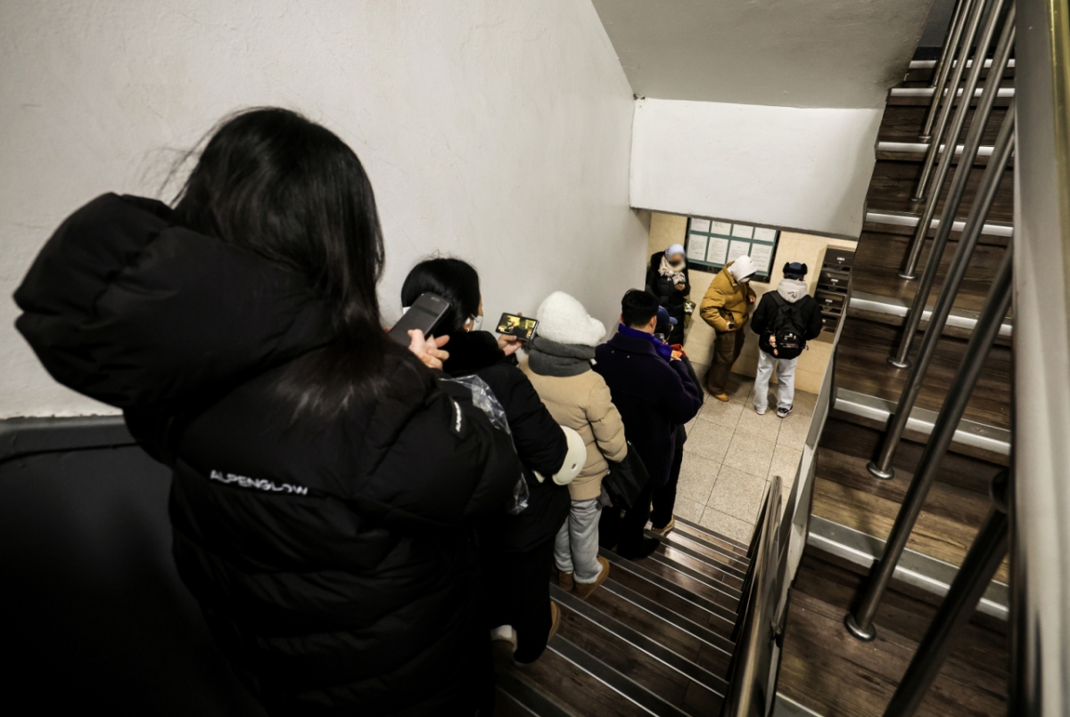 30일 서울 마포구 스타벅스 홍대동교점을 찾은 시민들이 스타벅스 두바이 쫀득롤을 구매하기 위해 줄 서 있다. /사진=뉴시스