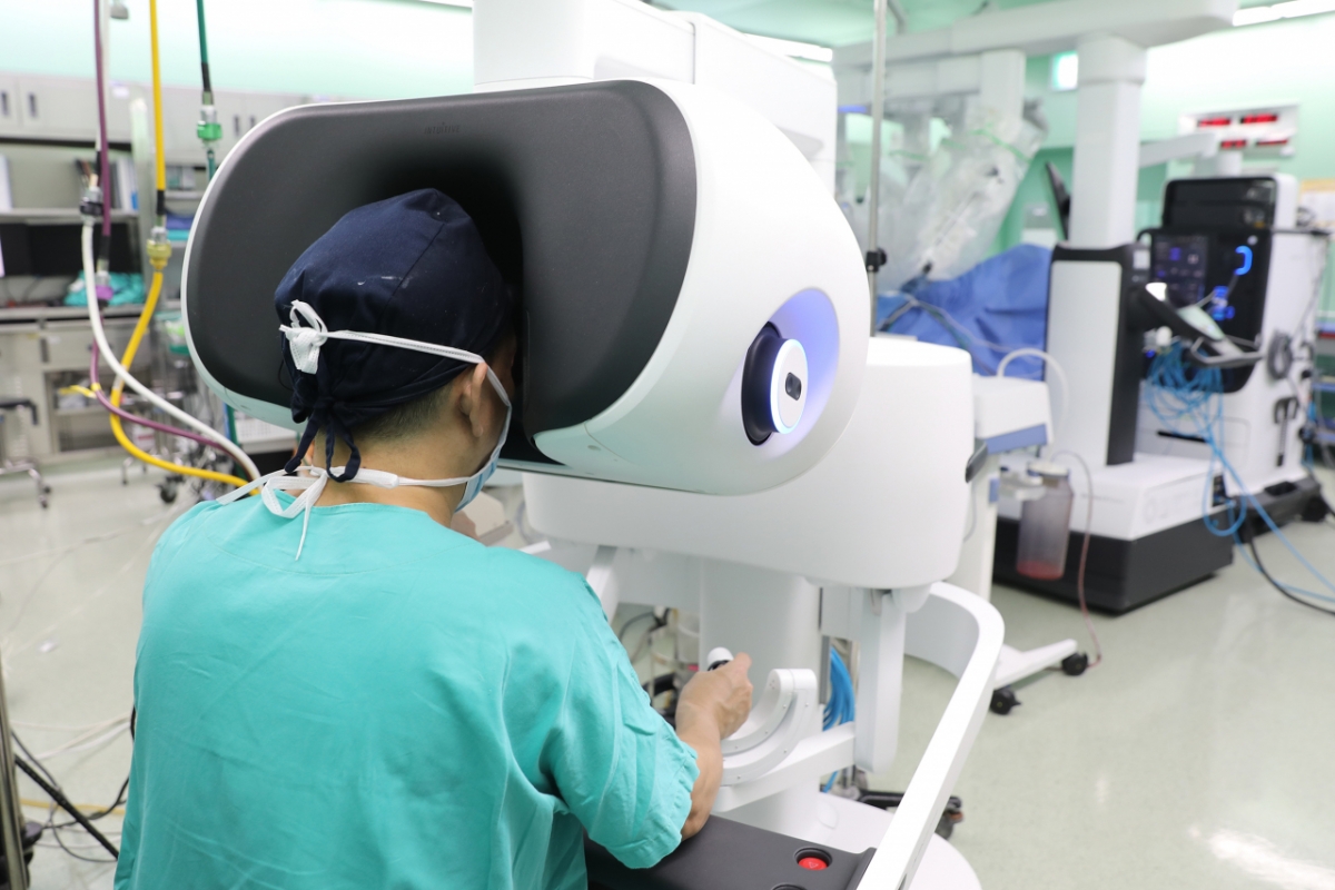 일산백병원 산부인과 전경철 교수가 수술용 로봇 '다빈치 5'를 이용해 거대 자궁근종 제거 수술을 집도하고 있다./사진=일산백병원