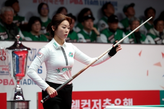 김가영이 21일 PBA 팀리그 파이널 6차전에서 샷을 구상하고 있다. /사진=PBA 투어 제공