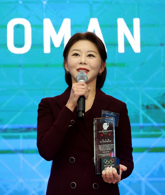김가영이 26일 열린 '제37회 윤곡 김운용 여성체육대상'에서 대상 수상 후 소감을 전하고 있다. /사진=PBA 제공