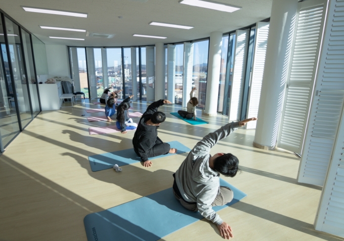 ▲2 청춘어람 3층 명상실에서 진행되는 요가수업 모습/사진제공=청춘어람