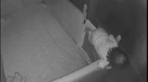 딸이 13개월 되던 때. 아침 호출에 즉각 반응하지 않자 안전 펜스를 스스로 넘어가다 바닥에 추락해 대성통곡하기 직전. 이후로는 아이가 부르면 무조건 출동할 준비를 갖춘다. /사진=최우영 기자